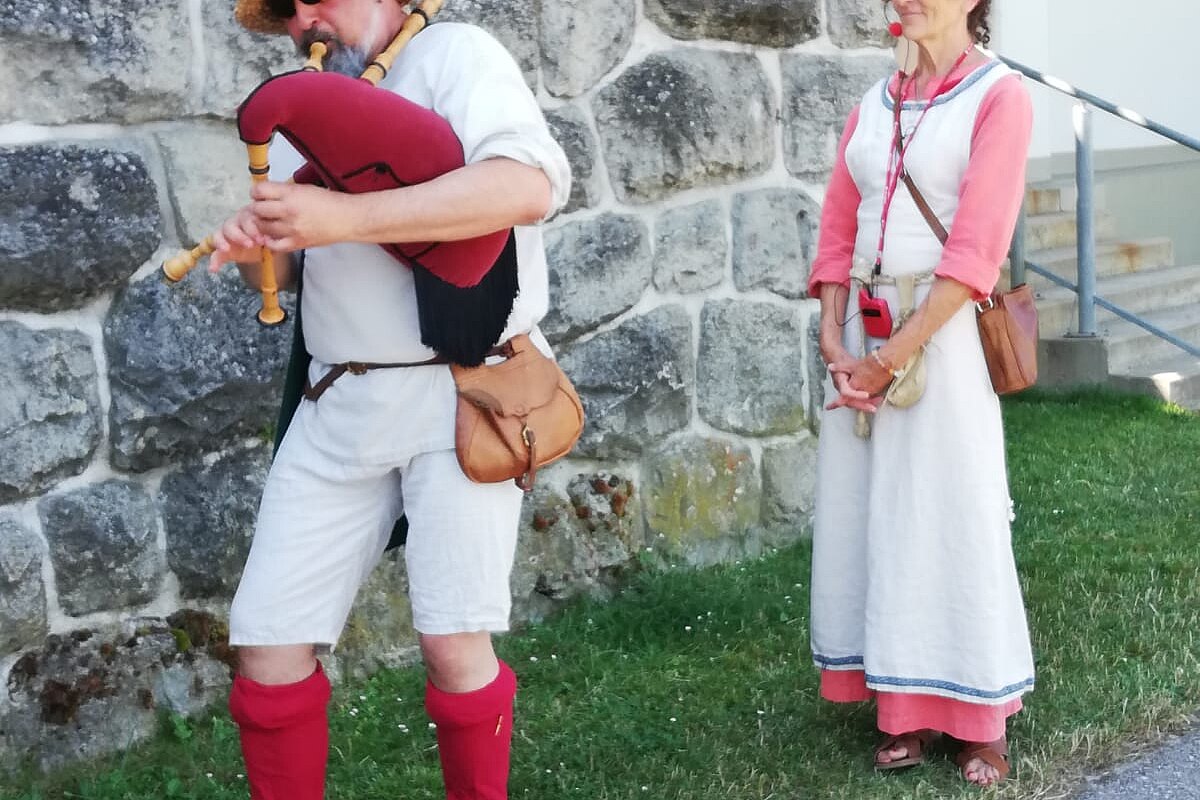 Ein_Spielmann_und_eine_Gräfin_als_Stadtführer.jpg